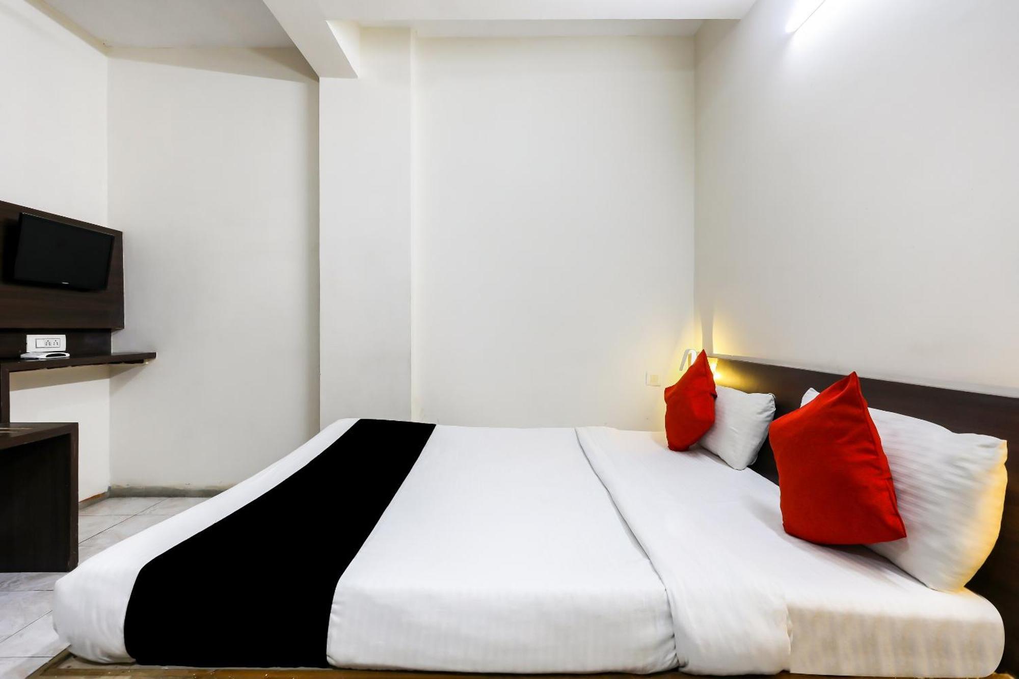 Collection O 3761 Hotel Shree Datta อินดอร์ ภายนอก รูปภาพ